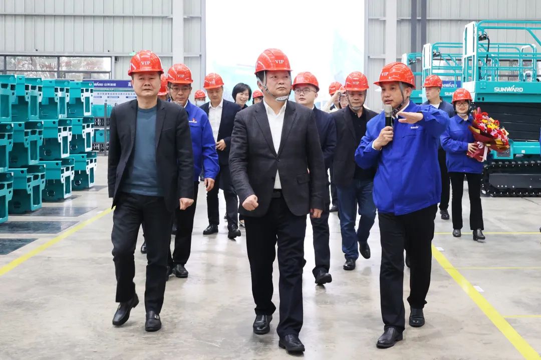 20230313095726_18730 付旭明慰问qyh球友会官网智能市三八红旗手并督导安全出产工作