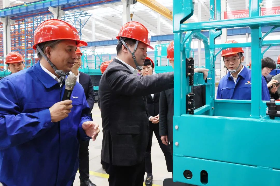 20230313095753_94517 付旭明慰问qyh球友会官网智能市三八红旗手并督导安全出产工作