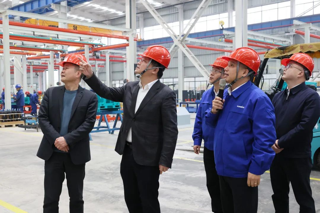 20230313095815_13822 付旭明慰问qyh球友会官网智能市三八红旗手并督导安全出产工作