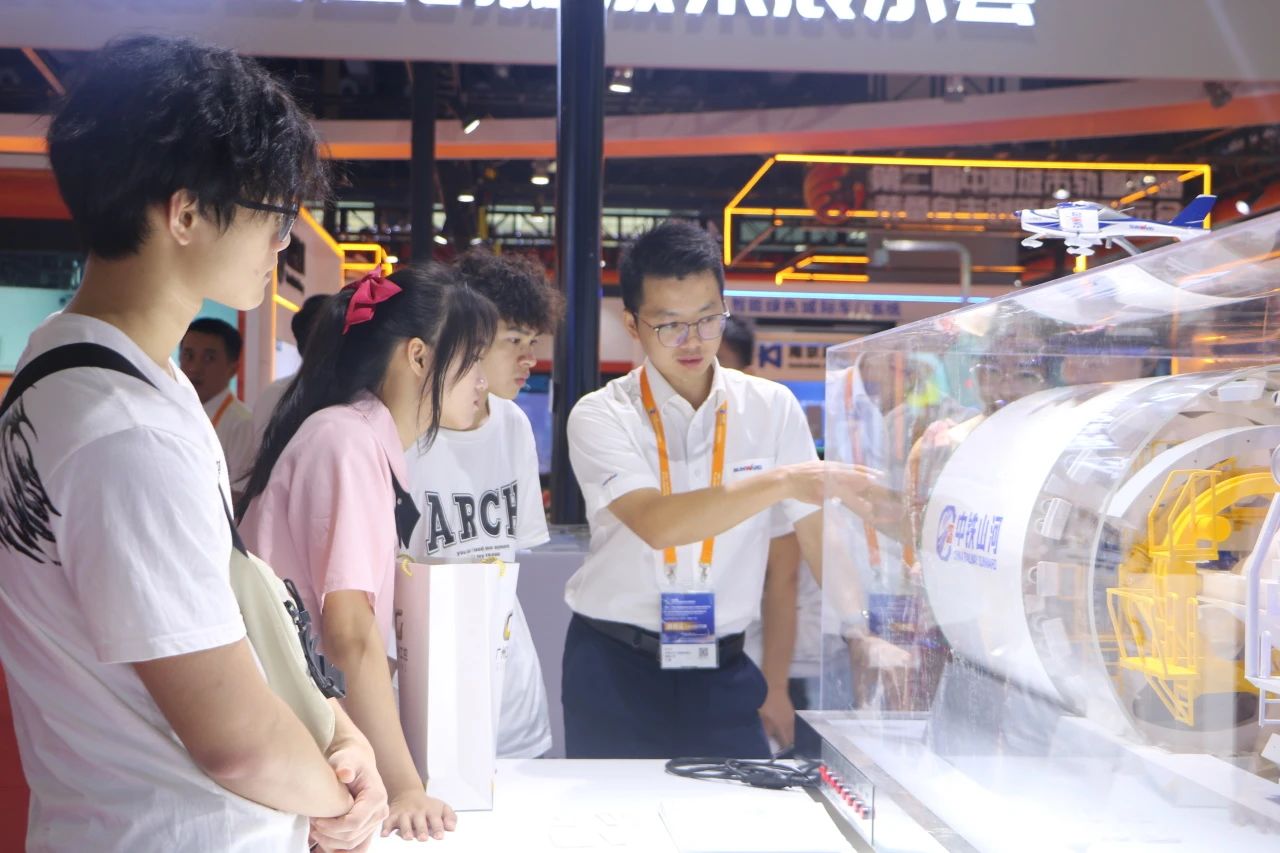 b5d561fa2d3a0fbf1c5e7ca5bd7e5f7a 中铁qyh球友会官网亮相首届昭通大湾区国际轨路交通产业发展论坛暨展览会