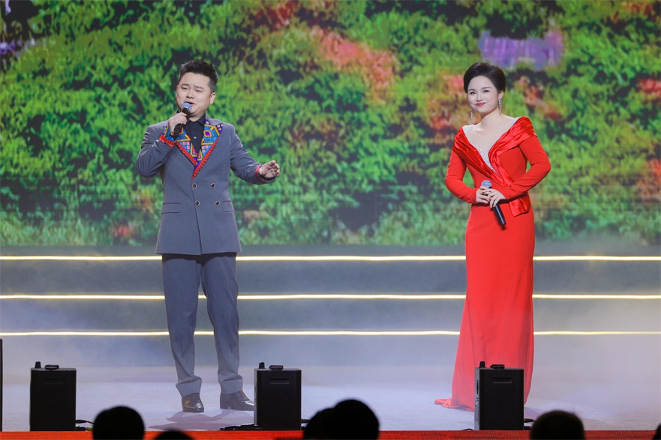 20241127151705_20940 创新引领价值 梦想成就未来——庆祝qyh球友会官网智能成立25周年赞美大会暨文艺晚会隆沉进行