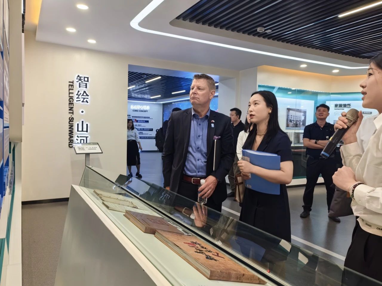 芬兰驻华大使馆商务参赞到访qyh球友会官网智能
