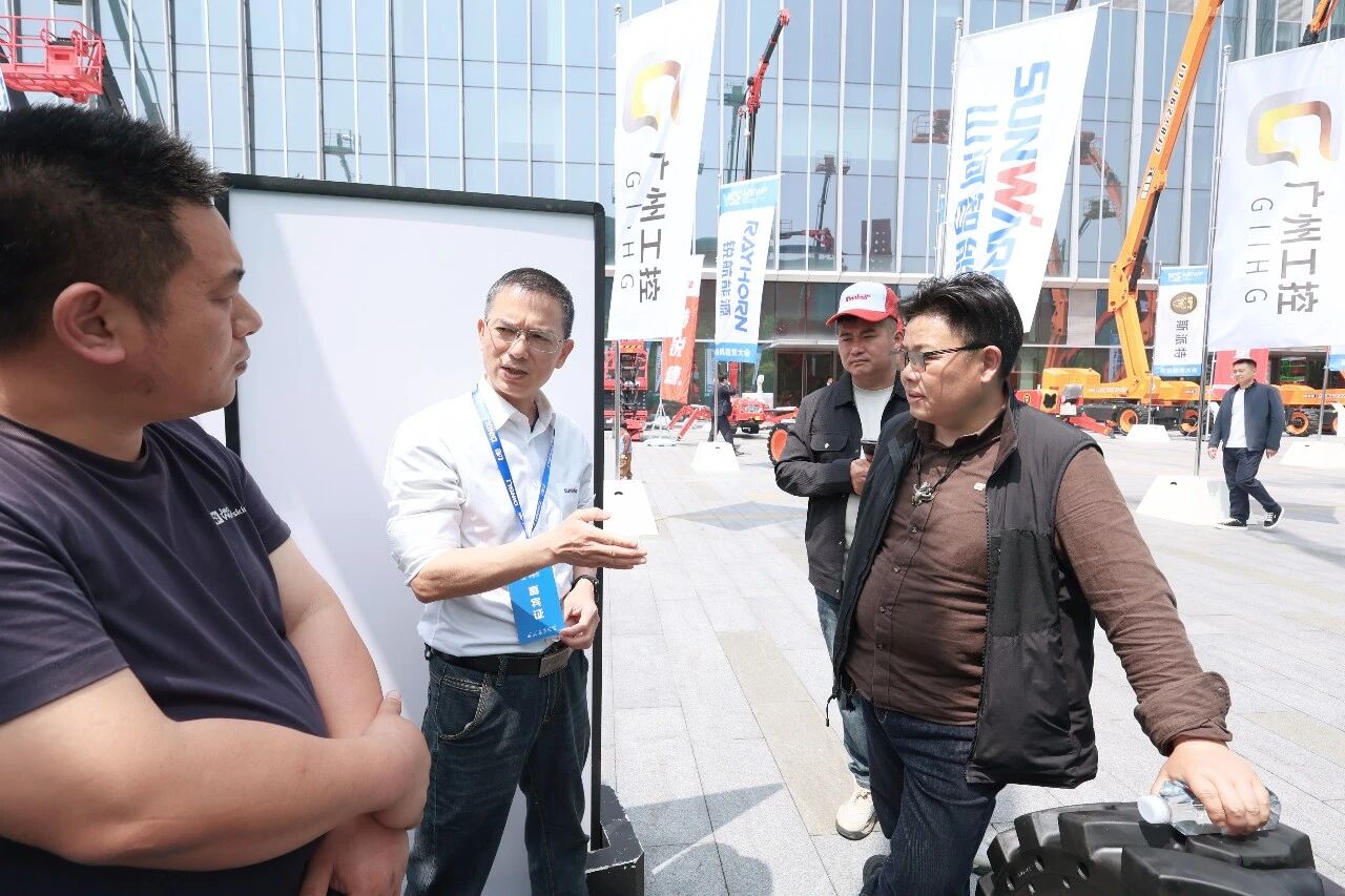 qyh球友会官网智能亮相第十届全国高空作业平台租赁大会