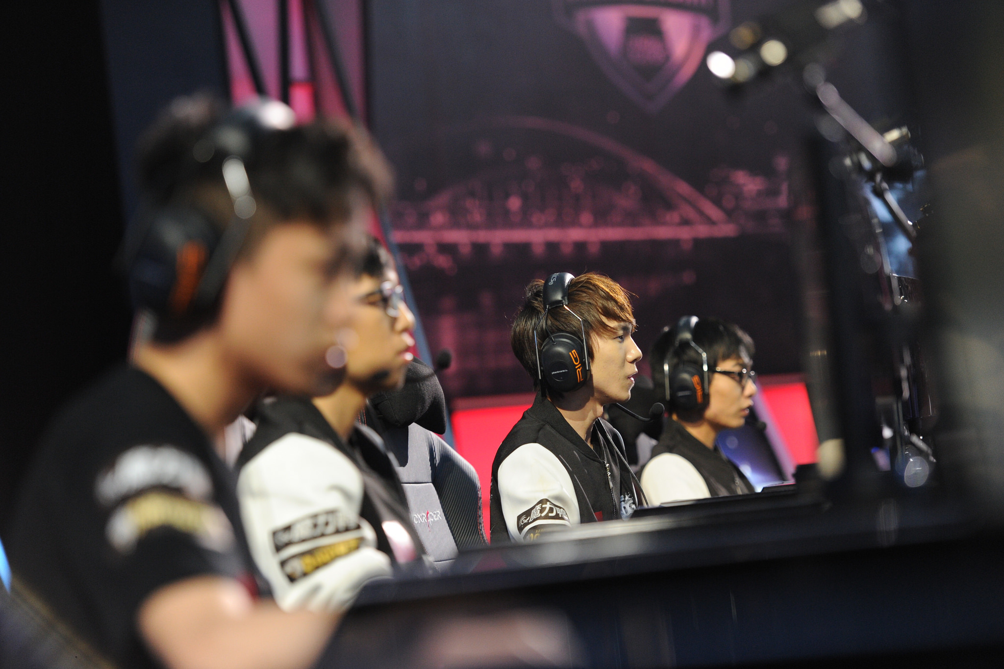 英雄联盟全球总决赛首度落地柏林巴黎双城，梅赛德斯奔驰竞技场开启双败淘汰制，欧洲电竞护照联动电竞盛宴